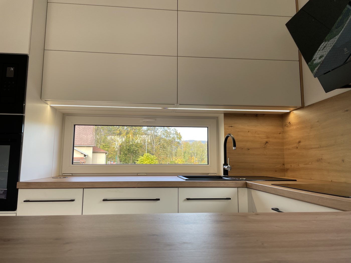 Bílá kuchyně s panoramatickým oknem